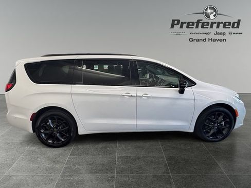 Used 2025 Chrysler Pacifica Limited AWD/4WD image 9
