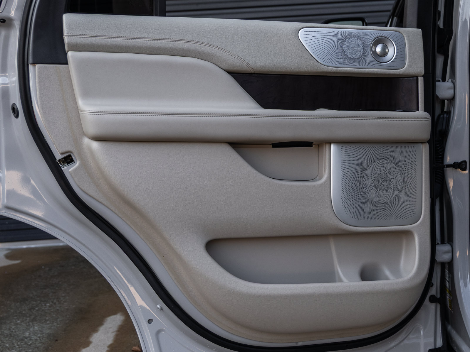 Used 2021 Lincoln Navigator Reserve w/ Luxury Package RWD image 31