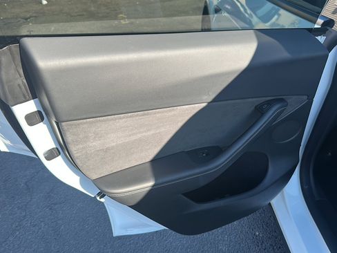 Used 2022 Tesla Model Y Long Range image 16