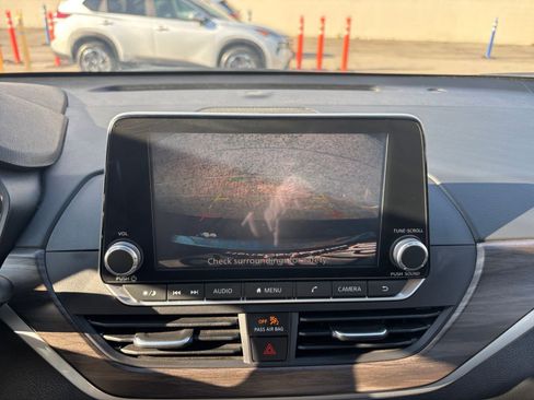 Used 2025 Nissan Altima 2.5 SV image 17