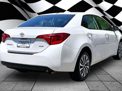 Used 2018 Toyota Corolla XLE FWD image 2