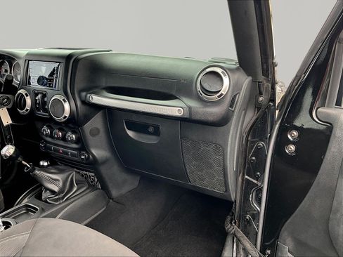 Used 2017 Jeep Wrangler Unlimited Sahara w/ Connectivity Group AWD/4WD image 26