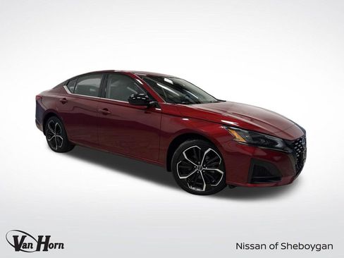 Used 2023 Nissan Altima 2.5 SR w/ SR Premium Package image 1