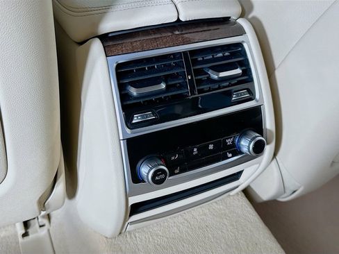 Used 2022 BMW 740i image 26