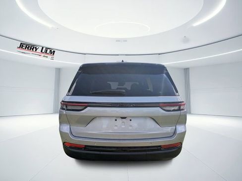 New 2025 Jeep Grand Cherokee Altitude image 4