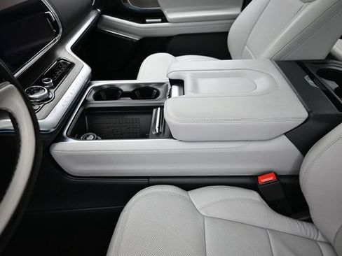 Certified 2025 Ford Expedition Platinum AWD/4WD image 28