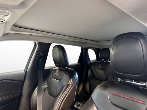Used 2019 Jeep Cherokee Trailhawk w/ Comfort & Convenience Group AWD/4WD image 6