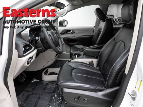 Used 2023 Chrysler Pacifica Touring-L FWD image 14