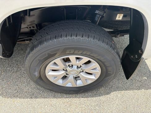 Used 2017 Toyota Tacoma SR5 w/ SR5 Appearance Package (SM) AWD/4WD image 11