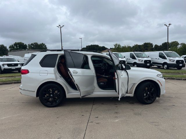 Used 2022 BMW X7 xDrive40i w/ Premium Package AWD/4WD image 16