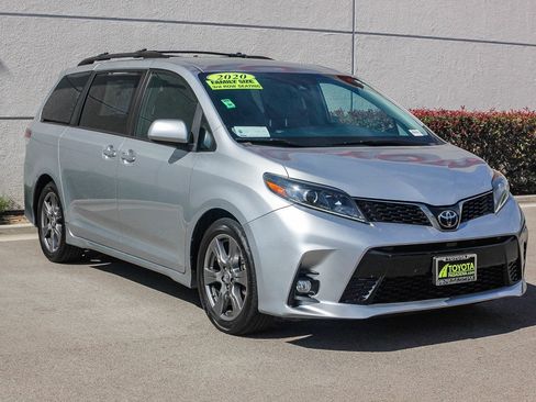 Used 2020 Toyota Sienna SE w/ Carpet Mat Package image 3