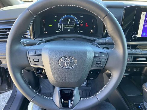 Used 2025 Toyota Camry SE image 33