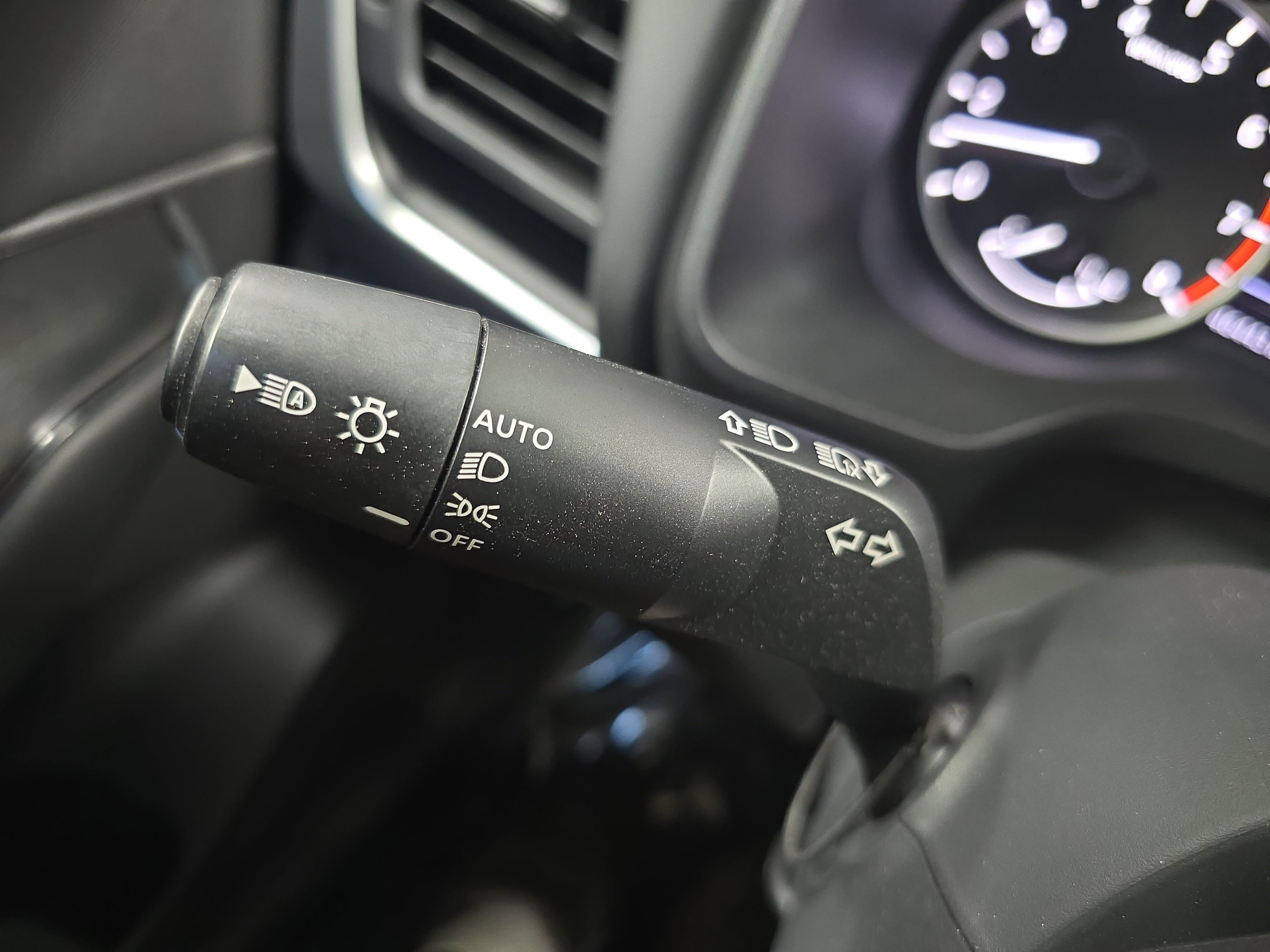 Used 2025 Nissan Rogue S AWD/4WD image 23