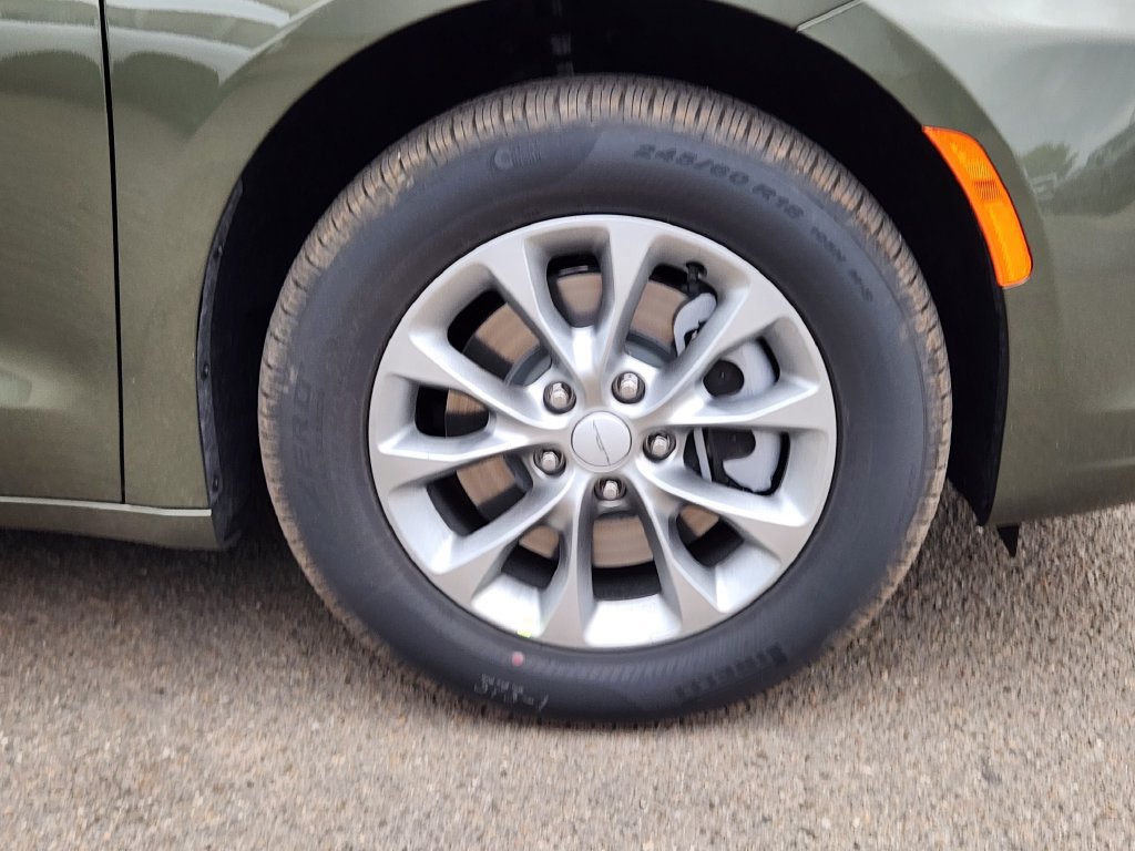 New 2027 Chrysler Pacifica Select AWD/4WD image 16