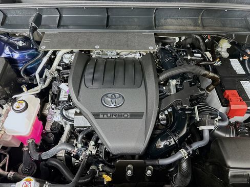 Used 2025 Toyota Highlander XLE image 37