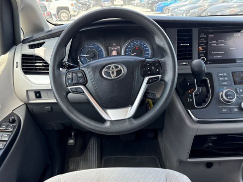 Used 2018 Toyota Sienna LE FWD image 16