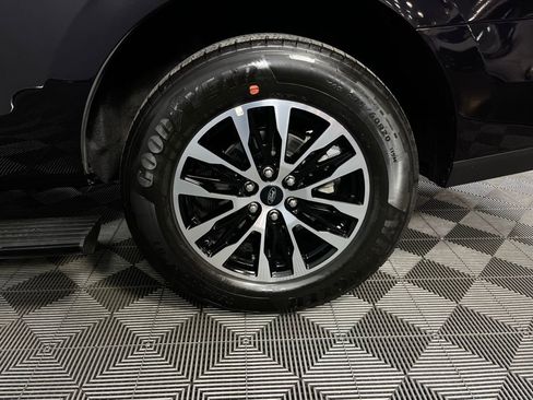 Used 2025 Ford Expedition Platinum image 14