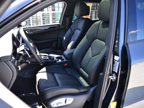 New 2026 Porsche Macan image 5