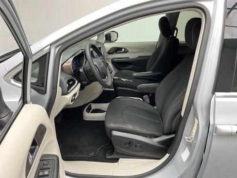 Used 2023 Chrysler Voyager LX image 3