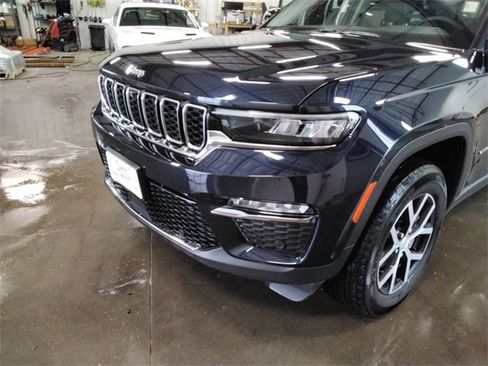 Used 2023 Jeep Grand Cherokee Limited w/ Luxury Tech Group II image 15
