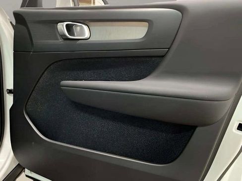 Used 2025 Volvo XC40 B5 Plus image 87