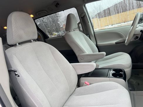 Used 2012 Toyota Sienna LE image 42
