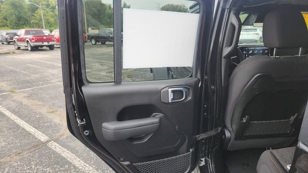 Used 2026 Jeep Gladiator Mojave AWD/4WD image 13