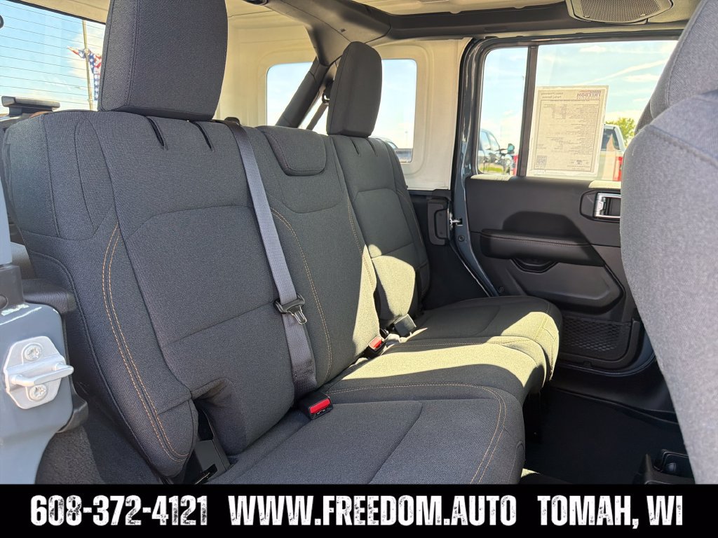 Used 2026 Jeep Wrangler Unlimited Sahara AWD/4WD image 35