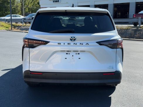 Used 2023 Toyota Sienna XLE image 7