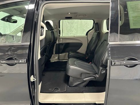 Used 2023 Chrysler Pacifica Touring-L image 44