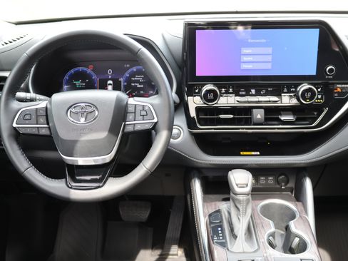 Used 2025 Toyota Highlander Limited AWD/4WD image 35