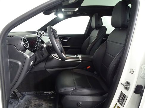Used 2024 Mercedes-Benz GLC 300 image 11