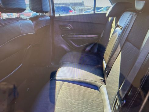 Used 2022 Chevrolet Trax LT w/ LT Convenience Package image 15