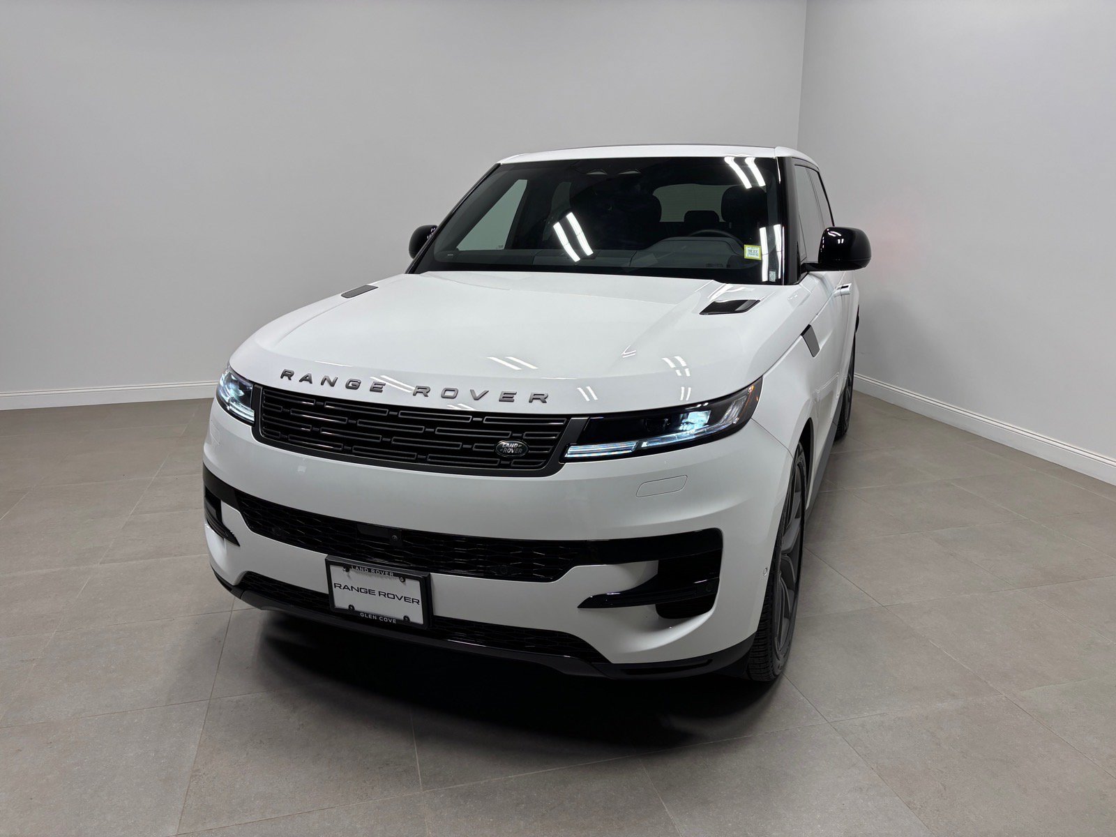 Used 2026 Land Rover Range Rover Sport SE AWD/4WD image 2