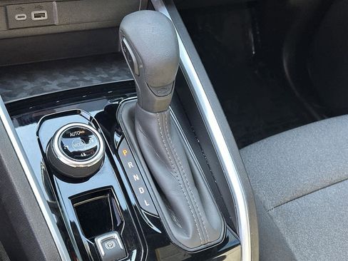 Used 2024 Chevrolet Colorado Trail Boss w/ Technology Package image 18