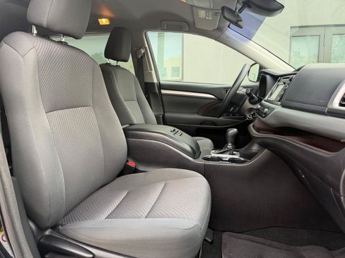 Used 2018 Toyota Highlander LE FWD image 23