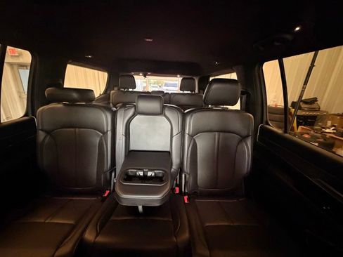 Used 2025 Jeep Wagoneer 4WD image 43