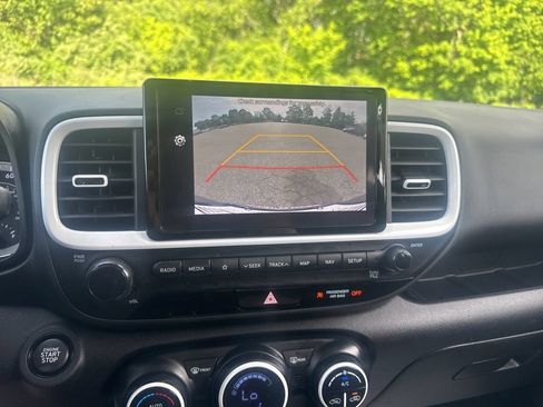 Used 2022 Hyundai Venue Limited FWD image 21