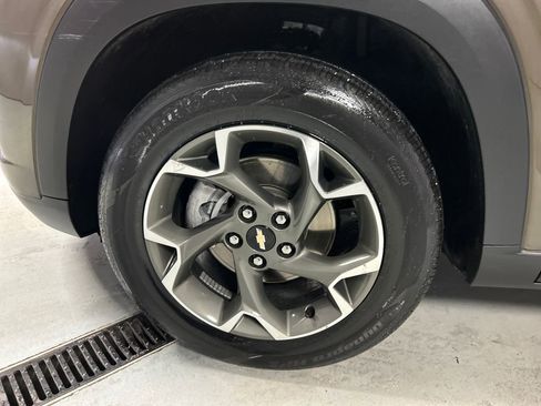 Used 2024 Chevrolet Trax LT w/ Sunroof Package image 9