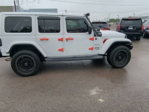 Used 2019 Jeep Wrangler Unlimited Sahara w/ Cold Weather Group AWD/4WD image 9