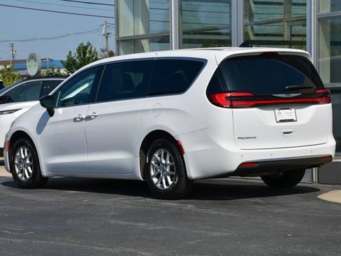 Used 2025 Chrysler Pacifica Select FWD image 9