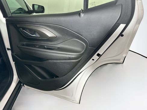 Used 2023 GMC Terrain SLT image 30