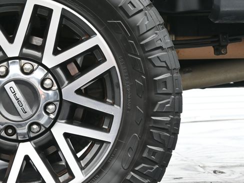 Used 2017 Ford F250 Lariat w/ Chrome Package image 44