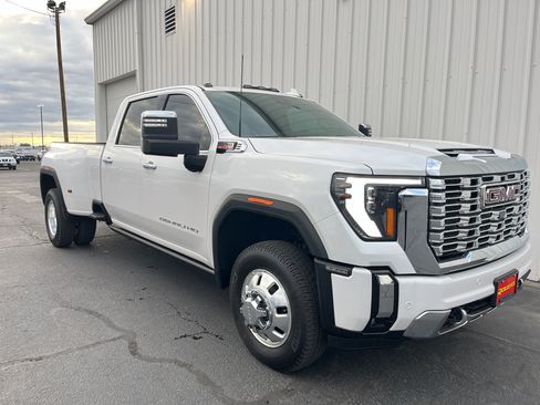 Used 2025 GMC Sierra 3500 Denali w/ Denali Reserve Package image 4