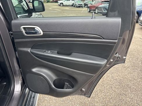 Used 2021 Jeep Grand Cherokee Laredo image 38