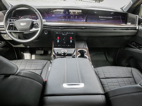 Used 2026 Cadillac Escalade Platinum Sport w/ LPO, Floor Liner Package AWD/4WD image 30