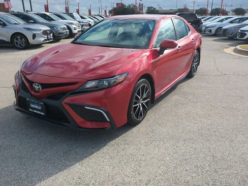 Used 2024 Toyota Camry SE image 4