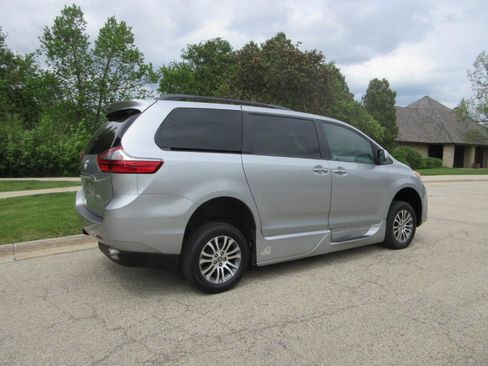 Used 2020 Toyota Sienna XLE w/ XLE Navigation Package FWD image 10