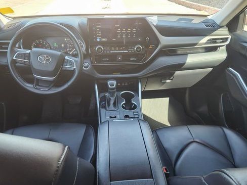 Used 2025 Toyota Highlander XLE image 24