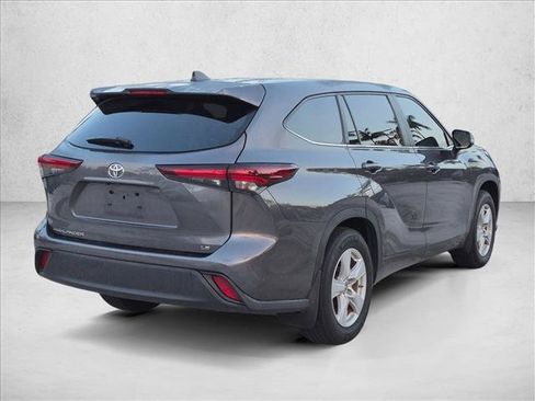 Used 2024 Toyota Highlander LE FWD image 5